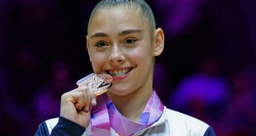 Böyük Britaniyanı təmsil edən azərbaycanlı gimnast tarixi nəticəyə imza atıb