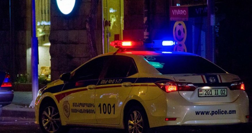 Армянского вандала, поджегшего флаг Азербайджана в Ереване, доставили в полицию