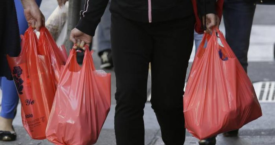 Mağazalarda polietilen torbaların pullu olması istehsalı kəskin azaldıb