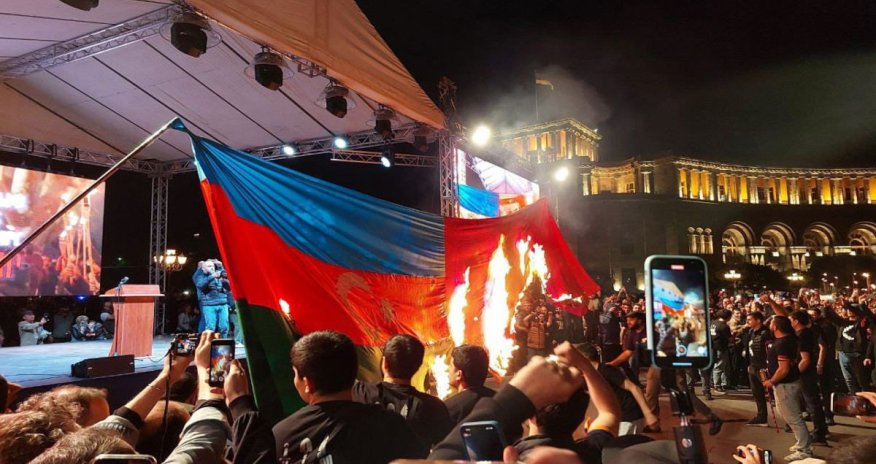 Ermənistandan növbəti təxribat: İrəvanda Azərbaycan və Türkiyə bayraqları yandırıldı