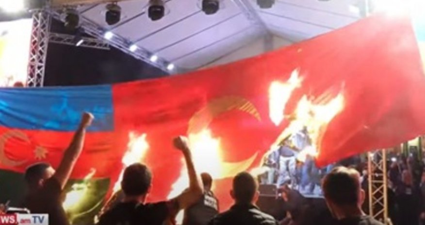 В Ереване сожгли флаги Азербайджана и Турции