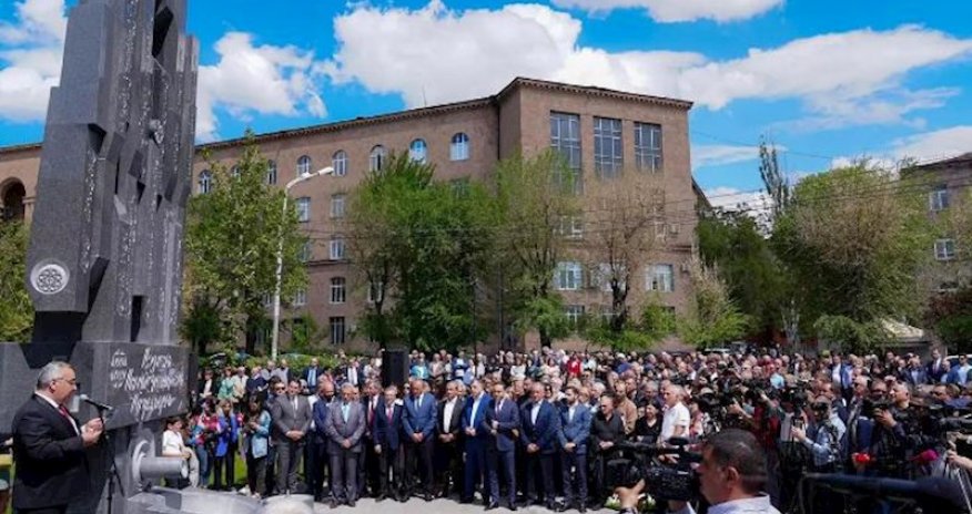 XİN dünən İrəvanda açılışı olan abidəyə reaksiya verib