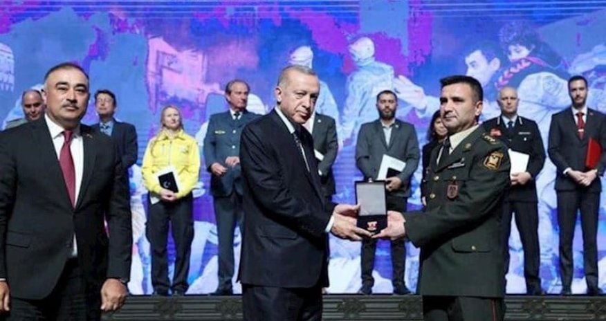 Ərdoğan Azərbaycan hərbçisini mükafatlandırdı