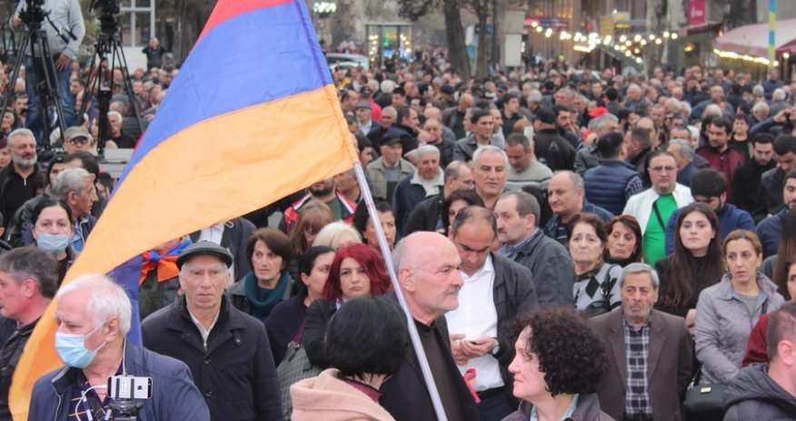 Ermənistanda ölən əsgərlərin yaxınları aksiya keçirir
