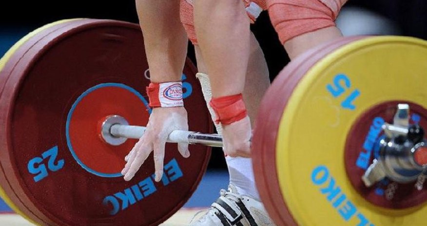 Ağır atletlərə postamentdə bayraq tutmaq qadağan edilib