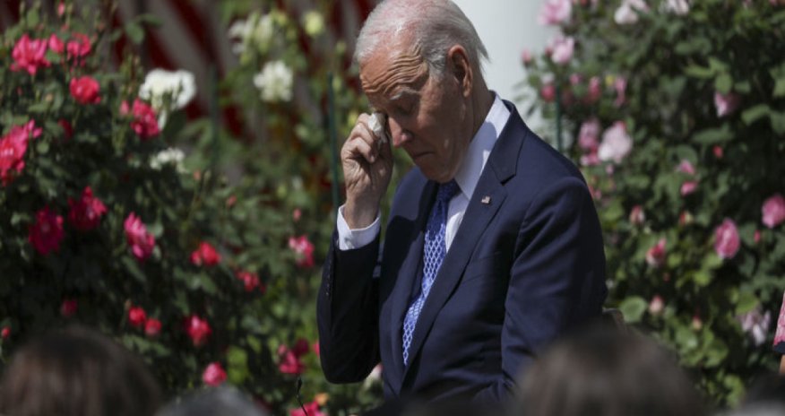 Bayden ABŞ bayraqlarının yarıya endirilməsini əmr edib