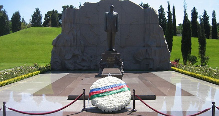 Prezident və ailəsi Heydər Əliyevin məzarını ziyarət etdilər