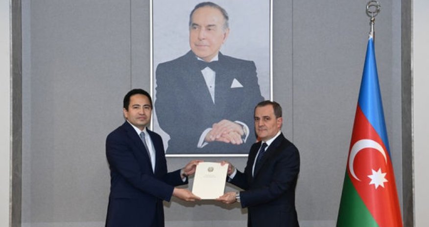 Qazaxıstanın yeni səfiri etimadnaməsinin surətini Ceyhun Bayramova təqdim edib