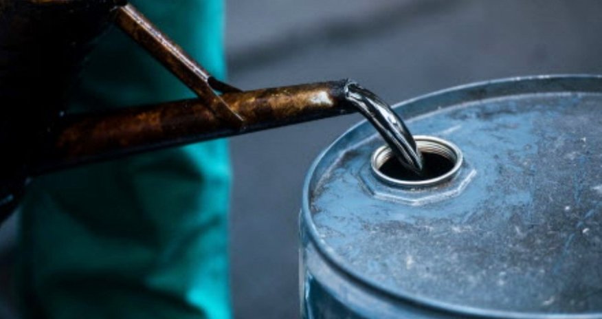 Oil prices fluctuate on expectations of new macro statistics