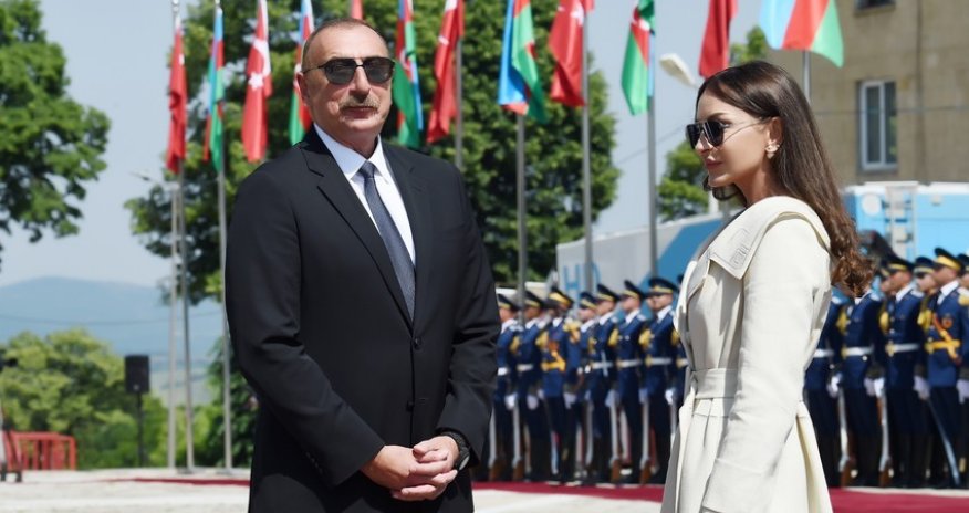 Президент Ильхам Алиев и первая леди Мехрибан Алиева выразили соболезнования экс-президенту Литвы Валдасу Адамкусу