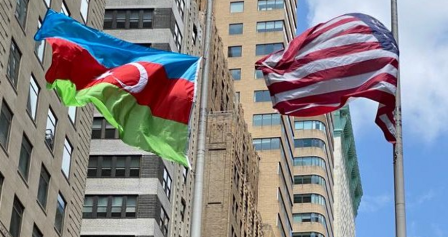 Nyu-Yorkda Müstəqillik günü münasibətilə Azərbaycan bayrağı ucaldılıb