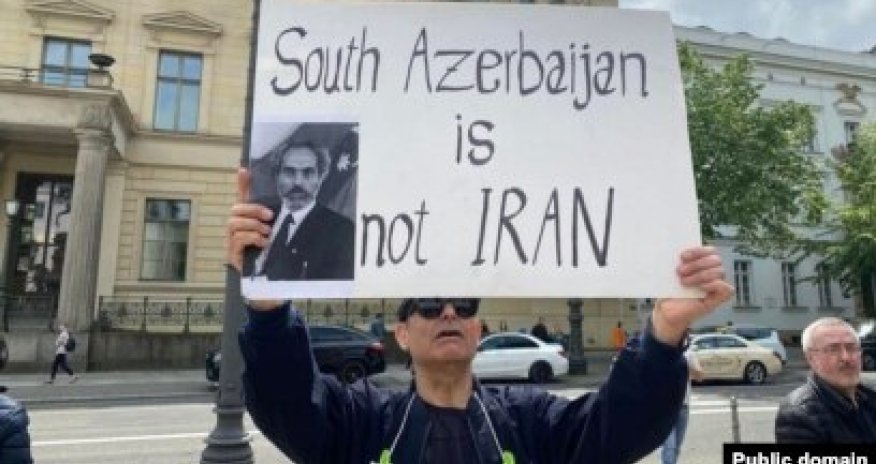 Berlində Xordad hadisələrinin ildönümü ilə əlaqədar Azərbaycan bayrağı dalğalandırılıb