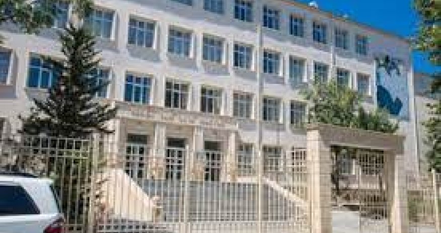 Bu məktəbdə müəllim şagirdə böhtan atıb - Məktəbdən açıqlama 