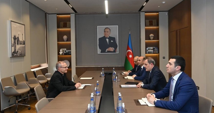 Ceyhun Bayramov Müqəddəs Taxt-Tacın Azərbaycandakı Apostol nunsisi ilə görüşüb