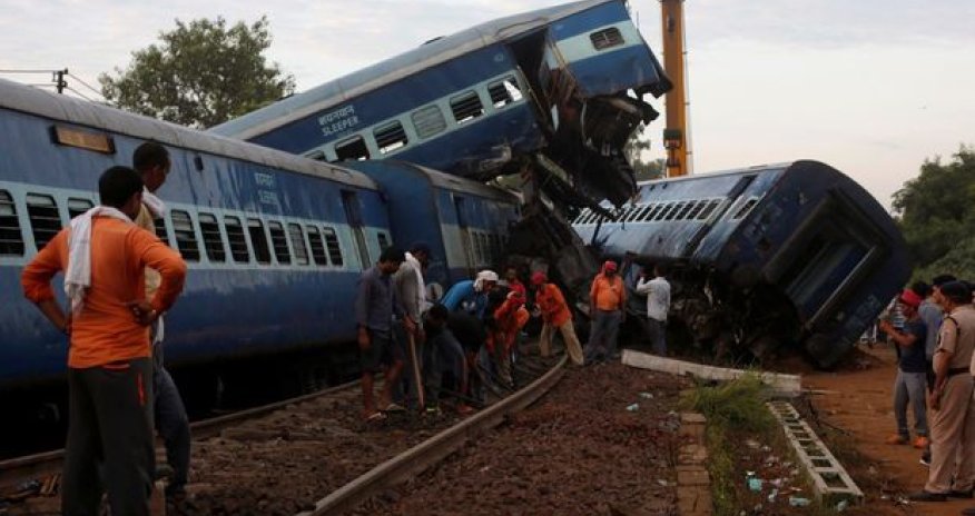 Hindistanda sərnişin və yük qatarları toqquşub: Ölən və yaralılar var - FOTO/VİDEO