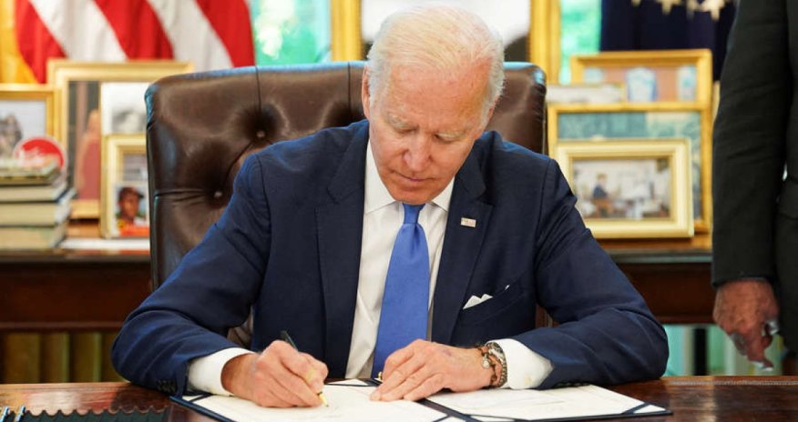 Bayden ABŞ-ın dövlət borcu tavanını artırmağa dair qanun layihəsini imzalayıb