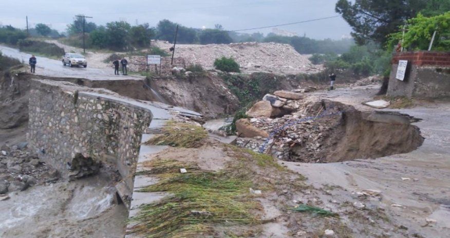 Türkiyədə sel nəticəsində yol çöküb, evlər su altında qalıb - FOTO