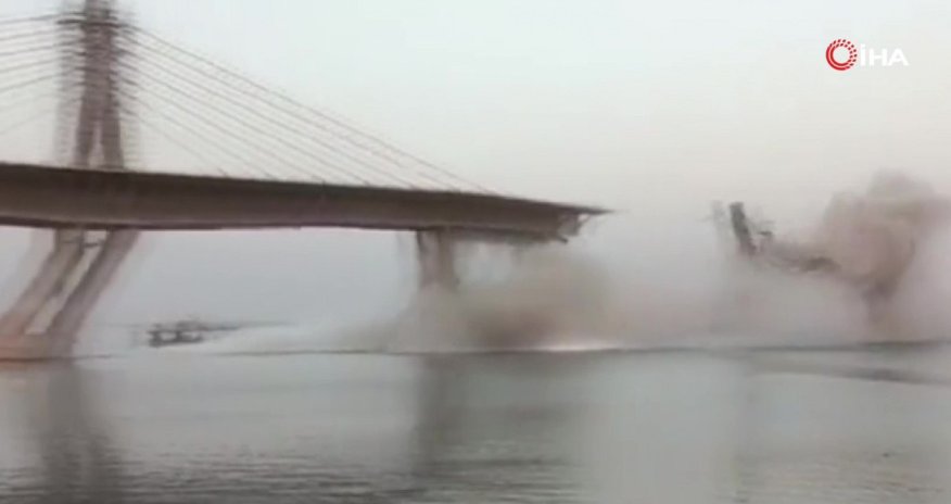 Bu ölkədə açılışa hazırlanan körpü uçdu- VİDEO