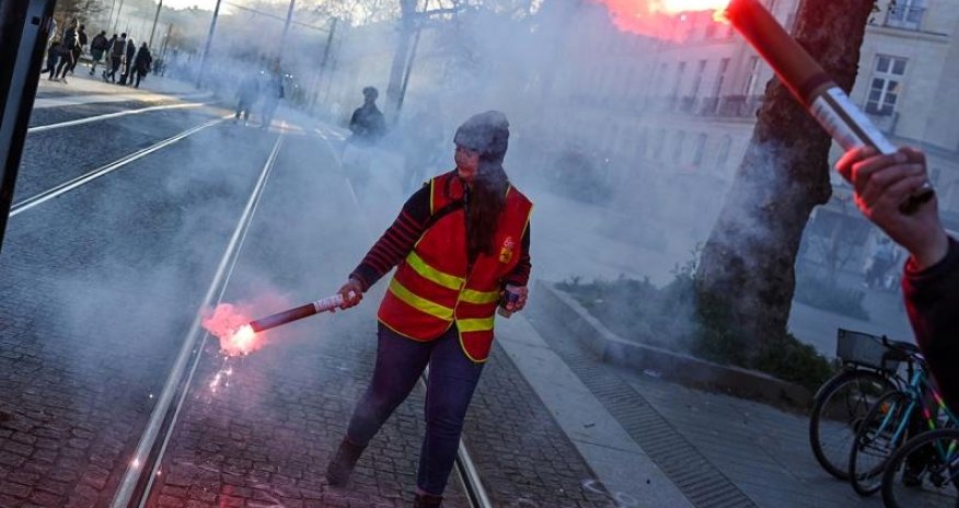 Fransa xalqı Makron administrasiyasına qarşı aksiya keçiriblər
