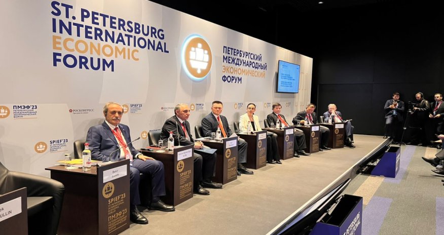 Kamran Əliyev Sankt-Peterburqda beynəlxalq forumda çıxış edib