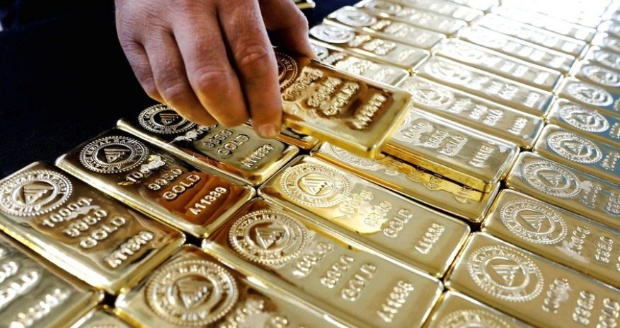 Gold falls in price slightly amid strengthening dollar