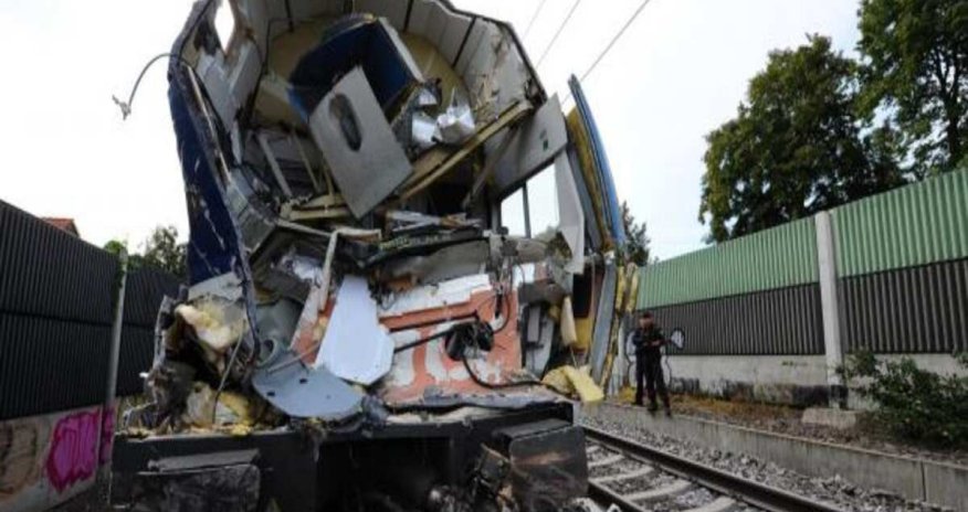Çexiyada qatarla yük maşını toqquşub, 20-dən çox insan xəsarət alıb