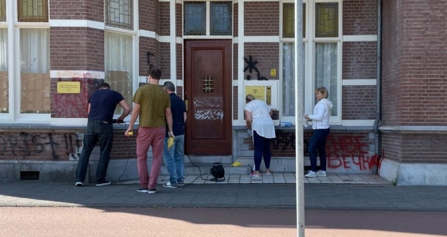 Haaqada Belarus səfirliyinin binasına hücum edilib