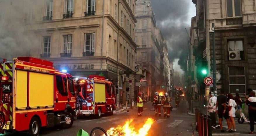 Fransada 100 yaxın bələdiyyə binasına hücum olunub