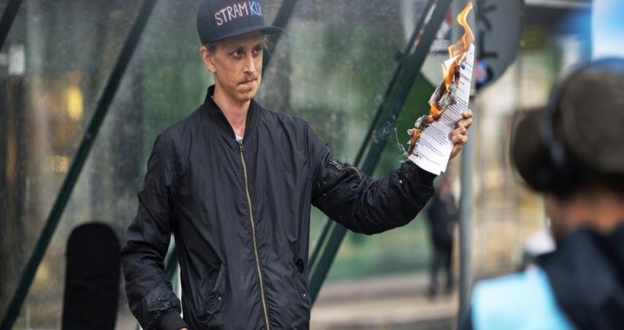 İsveçdə keçirilən aksiyada NATO-nun Nizamnaməsi yandırılıb