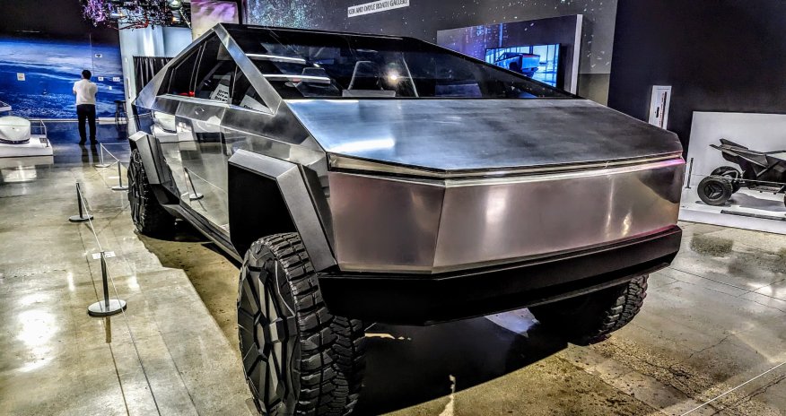 Tesla illərlə gecikmələrdən sonra ilk Cybertruck-u tamamladı