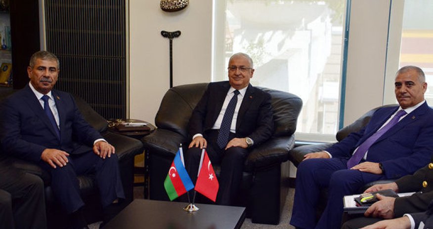 Müdafiə naziri türkiyəli həmkarı ilə görüşüb