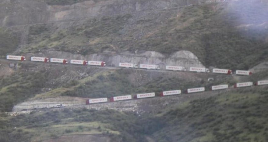 Ermənistan sərhədə yük maşınları yığır - Video