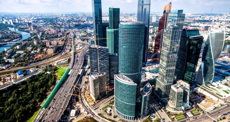 Moskvanın məşhur biznes mərkəzinə dron hücumu olub, yaralanan var