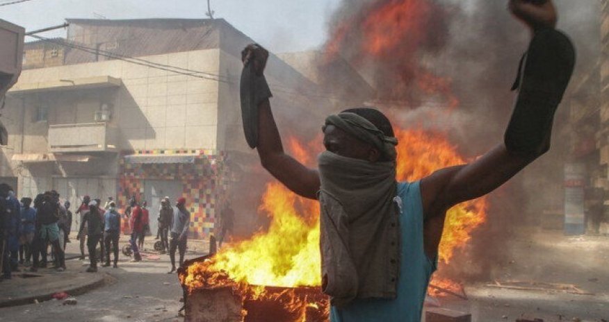 Seneqalda nümayişlər Fransa bayrağının yandırılması ilə müşayiət olunub