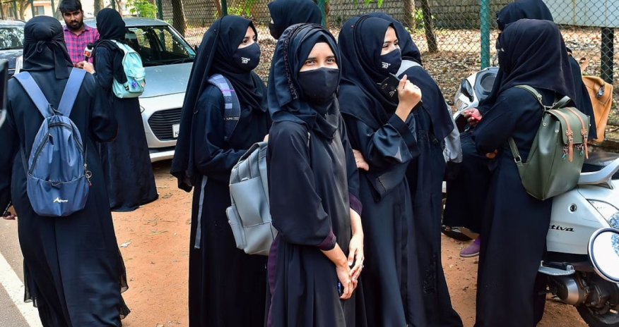 Fransa dövlət məktəblərində niqab geyimini qadağan edib 