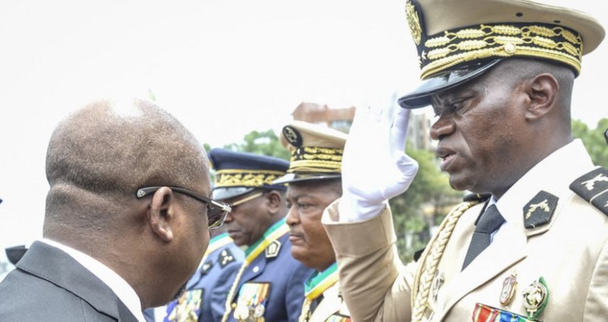 General Bris Nqyema Qabonun keçid dövrü prezidenti kimi and içəcək