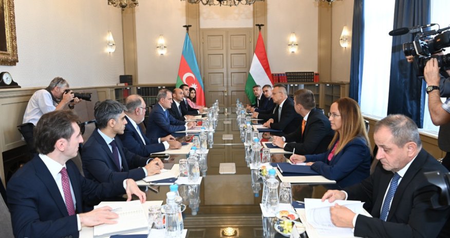 Ceyhun Bayramov Macarıstanın xarici işlər və ticarət naziri ilə görüşüb