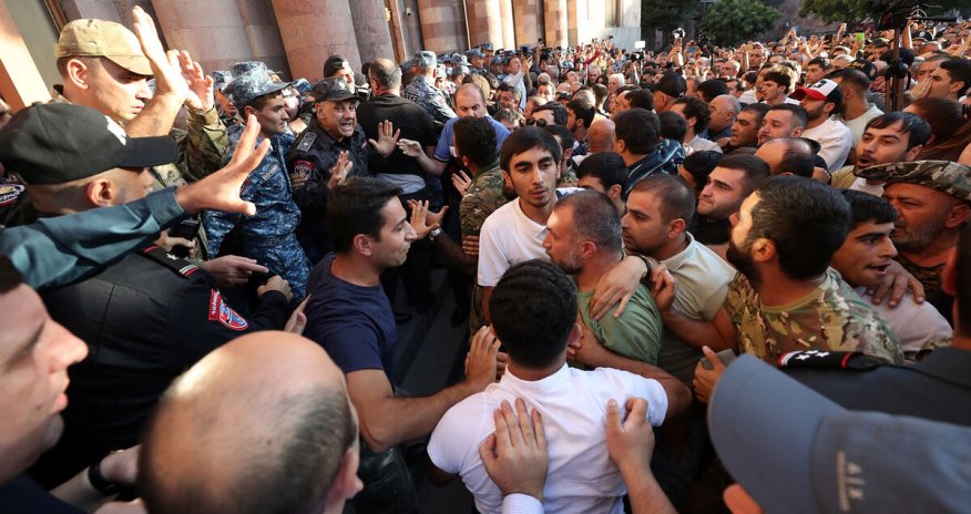 Paşinyan etirazçılara qarşı “sərt davranacağına” söz verib