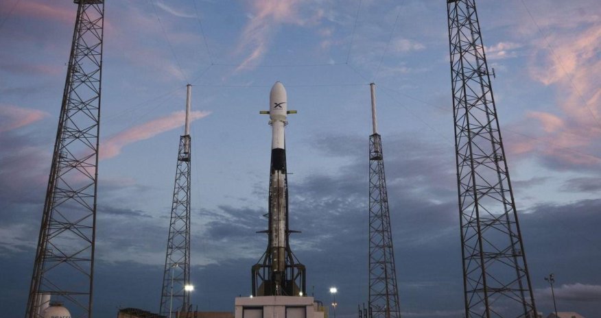 “SpaceX” daha 22 internet peykini orbitə çıxarıb