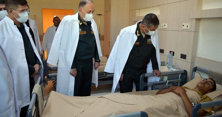 Müdafiə naziri antiterror tədbirləri zamanı yaralanan hərbi qulluqçularla görüşüb