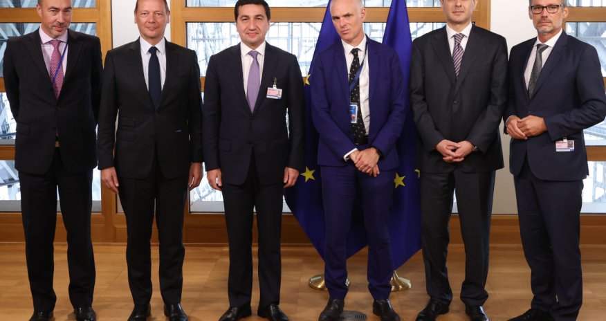 Hikmət Hacıyev Brüsseldə Ermənistan Təhlükəsizlik Şurasının katibi ilə görüşüb