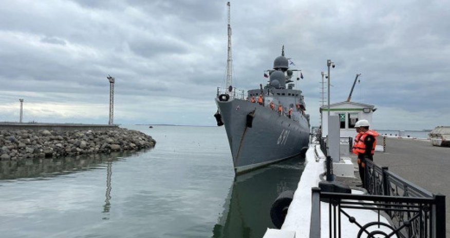 В Баку вошли два российских военных корабля