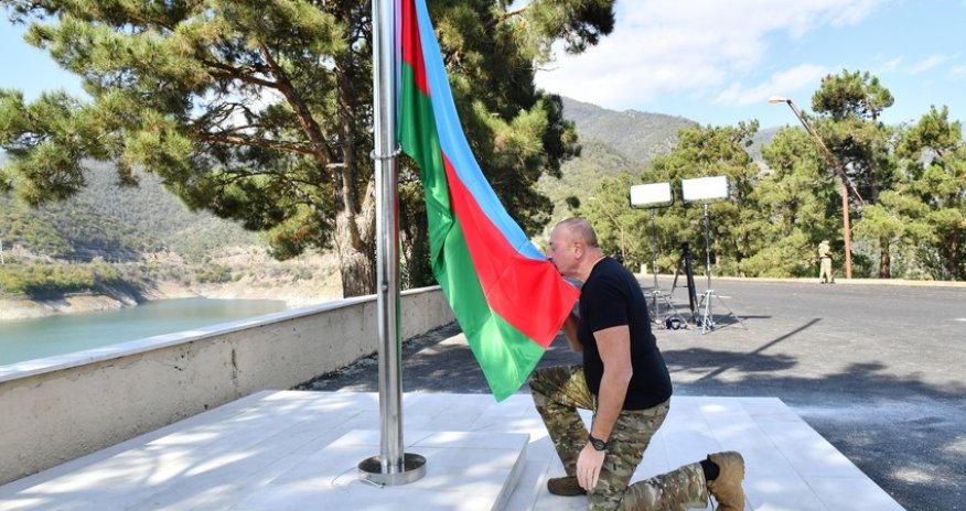 İlham Əliyev Sərsəng su anbarının ərazisində Azərbaycanın Dövlət Bayrağını ucaldıb -Yenilənib