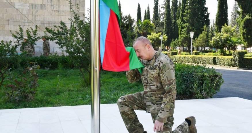Президент Ильхам Алиев поднял Государственный флаг Азербайджанской Республики в городе Агдере