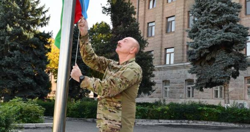 İlham Əliyev Xankəndidə Azərbaycanın Dövlət Bayrağını ucaldıb -Fotolar