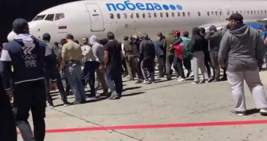 Dağıstanda hava limanında izdiham yaşanır