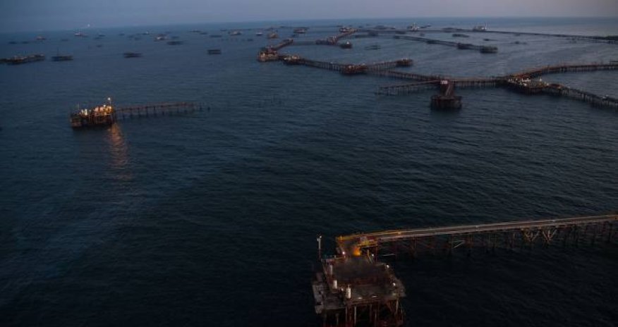Dünyada Neft Daşlarında ilk platformanın istismara verilməsindən 74 il keçir
