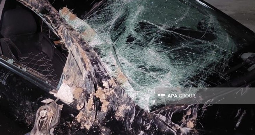 Göygöldə minik maşını aşıb, xəsarət alanlar var