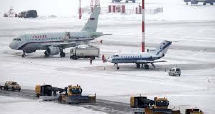 Moskva hava limanlarında qar yağması səbəbindən reyslər təxirə salınıb