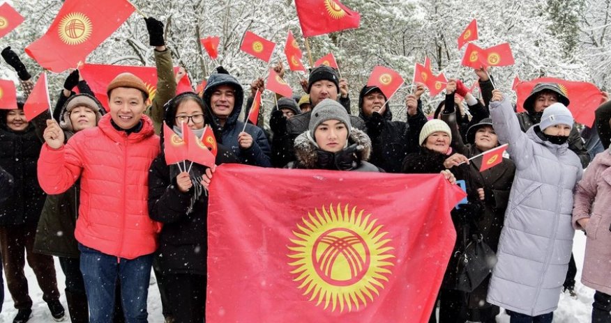 Bişkekdə Qırğızıstan bayrağının dəyişdirilməsinə qarşı mitinq keçirilib